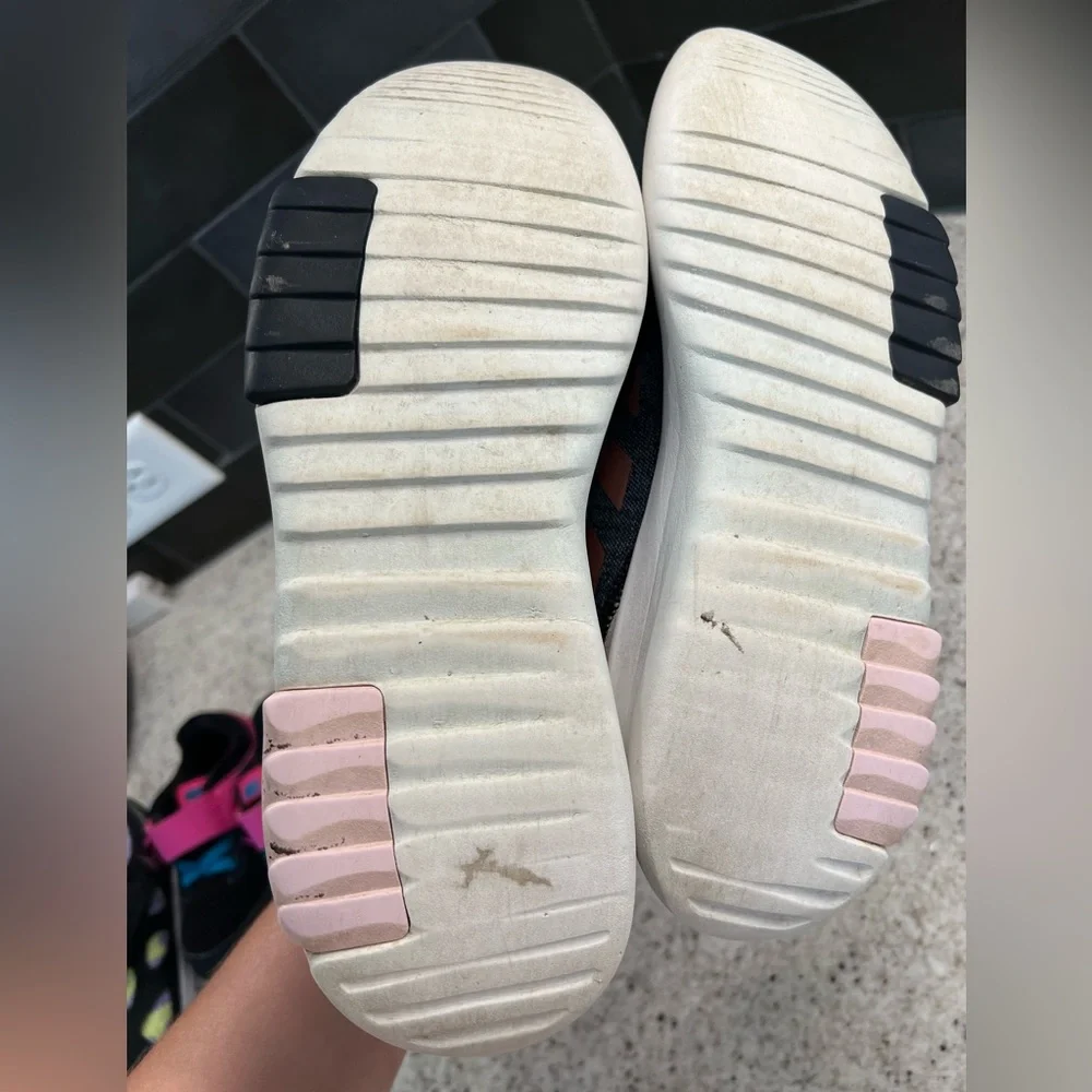 Girls Adidas Cloud Foam Shoes Size 4.5 - Picture 2 of 8